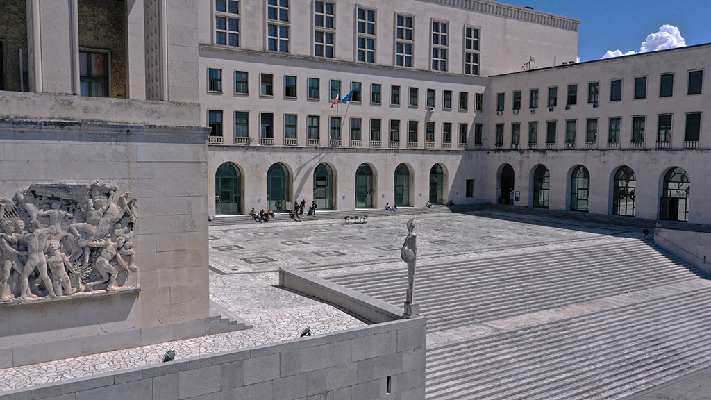 vista della statua Minerva, edificio centrale UniTS